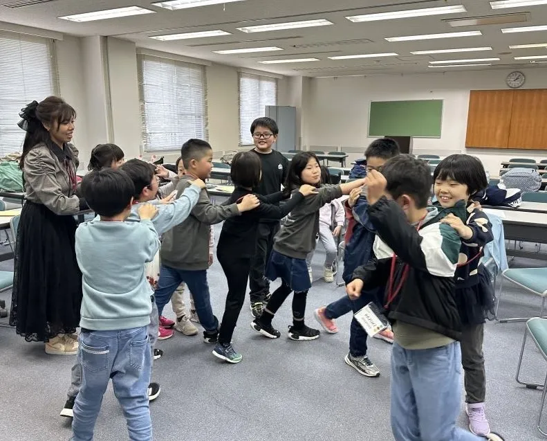 イングリッシュキャンプ英語ドラマプログラム研修中の様子